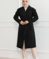 Kadın Kaşe Kaban – Uzun Boy Kruvaze Yaka, Kuşaklı Tesettür Kışlık Kaban, Astarlı Şık Yünlü Dokuma Oversize Rahat Kalıp, Cepli Modern Kaşe Mont Modeli - Siyah