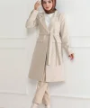 Kadın Kaşe Kaban – Uzun Boy Kruvaze Yaka, Kuşaklı Tesettür Kışlık Kaban, Astarlı Şık Yünlü Dokuma Oversize Rahat Kalıp, Cepli Modern Kaşe Mont Modeli - Bej