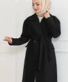 Kadın Kaşe Kaban – Uzun Boy Kruvaze Yaka, Kuşaklı Tesettür Kışlık Kaban, Astarlı Şık Yünlü Dokuma Oversize Rahat Kalıp, Cepli Modern Kaşe Mont Modeli - Siyah