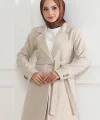 Kadın Kaşe Kaban – Uzun Boy Kruvaze Yaka, Kuşaklı Tesettür Kışlık Kaban, Astarlı Şık Yünlü Dokuma Oversize Rahat Kalıp, Cepli Modern Kaşe Mont Modeli - Bej