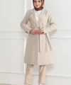 Kadın Kaşe Kaban – Uzun Boy Kruvaze Yaka, Kuşaklı Tesettür Kışlık Kaban, Astarlı Şık Yünlü Dokuma Oversize Rahat Kalıp, Cepli Modern Kaşe Mont Modeli - Bej