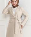 Kadın Kaşe Kaban – Uzun Boy Kruvaze Yaka, Kuşaklı Tesettür Kışlık Kaban, Astarlı Şık Yünlü Dokuma Oversize Rahat Kalıp, Cepli Modern Kaşe Mont Modeli - Bej