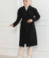 Kadın Kaşe Kaban – Uzun Boy Kruvaze Yaka, Kuşaklı Tesettür Kışlık Kaban, Astarlı Şık Yünlü Dokuma Oversize Rahat Kalıp, Cepli Modern Kaşe Mont Modeli - Siyah
