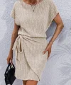 Kadın Kısa Kollu Yakası Açık Belden Lastikli Yandan Bağlamalı Kalın Fitilli Kaşkorse Elbise
