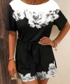 Kadın Tek Omuzu Açık çiçek Desenli Beli Kuşaklı Iki Iplik Mini Short Tulum