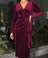 Kadın Uzun Kollu Kruvaze Yakalı Yandan Büzgülü Midi Kadife Elbise
