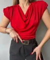 Kadın V Yaka Vatka Detay Kolsuz Dökümlü Bluz