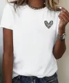 Kadınlar için Şık Leopar Kalp Baskılı Günlük Tişört - Büyük Beden, Makinede Yıkanabilir, Sevgililer Günü & Günlük Kıyafetler için Mükemmel- Beyaz