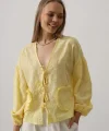 Kalp Detaylı Bağlamalı Brode Bluz - Sarı