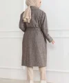 Kaşe Kaban – Uzun Boy Kruvaze Yaka Kuşaklı Tesettür Kaşe Kışlık Kaban, Astarlı Şık Yünlü Dokuma Oversize Rahat Kalıp Cepli Düğmeli Modern Kap Modeli - Vizon