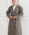 Kaşe Kaban – Uzun Boy Kruvaze Yaka Kuşaklı Tesettür Kaşe Kışlık Kaban, Astarlı Şık Yünlü Dokuma Oversize Rahat Kalıp Cepli Düğmeli Modern Kap Modeli - Vizon