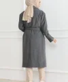 Kaşe Kaban – Uzun Boy Kruvaze Yaka Kuşaklı Tesettür Kaşe Kışlık Kaban, Astarlı Şık Yünlü Dokuma Oversize Rahat Kalıp Cepli Düğmeli Modern Kap Modeli - Gri
