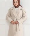 Kaşe Kaban – Uzun Boy Kruvaze Yaka Kuşaklı Tesettür Kaşe Kışlık Kaban, Astarlı Şık Yünlü Dokuma Oversize Rahat Kalıp Cepli Düğmeli Modern Kap Modeli - Bej