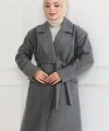 Kaşe Kaban – Uzun Boy Kruvaze Yaka Kuşaklı Tesettür Kaşe Kışlık Kaban, Astarlı Şık Yünlü Dokuma Oversize Rahat Kalıp Cepli Düğmeli Modern Kap Modeli - Gri