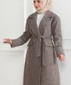 Kaşe Kaban – Uzun Boy Kruvaze Yaka Kuşaklı Tesettür Kaşe Kışlık Kaban, Astarlı Şık Yünlü Dokuma Oversize Rahat Kalıp Cepli Düğmeli Modern Kap Modeli - Vizon