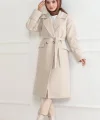 Kaşe Kaban – Uzun Boy Kruvaze Yaka Kuşaklı Tesettür Kaşe Kışlık Kaban, Astarlı Şık Yünlü Dokuma Oversize Rahat Kalıp Cepli Düğmeli Modern Kap Modeli - Bej