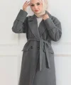 Kaşe Kaban – Uzun Boy Kruvaze Yaka Kuşaklı Tesettür Kaşe Kışlık Kaban, Astarlı Şık Yünlü Dokuma Oversize Rahat Kalıp Cepli Düğmeli Modern Kap Modeli - Gri