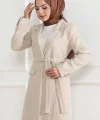 Kaşe Kaban – Uzun Boy Kruvaze Yaka, Kuşaklı Tesettür Kışlık Kaban, Astarlı Şık Yünlü Dokuma Oversize Rahat Kalıp, Cepli Modern Kaşe Mont Modeli - Bej