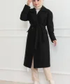 Kaşe Kaban – Uzun Boy Kruvaze Yaka, Kuşaklı Tesettür Kışlık Kaban, Astarlı Şık Yünlü Dokuma Oversize Rahat Kalıp, Cepli Modern Kaşe Mont Modeli - Siyah