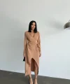 KRUVAZE BROŞ DETAYLI ELBİSE - Bej