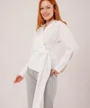 Kruvaze Yaka Yandan Bağlama Detaylı Beyaz Gömlek
