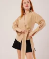 Kruvaze Yaka Yandan Bağlama Detaylı Camel Gömlek