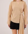 Kruvaze Yaka Yandan Bağlama Detaylı Camel Gömlek