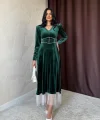 Zümrüt İnci Aksesuarlı Kadife Elbise