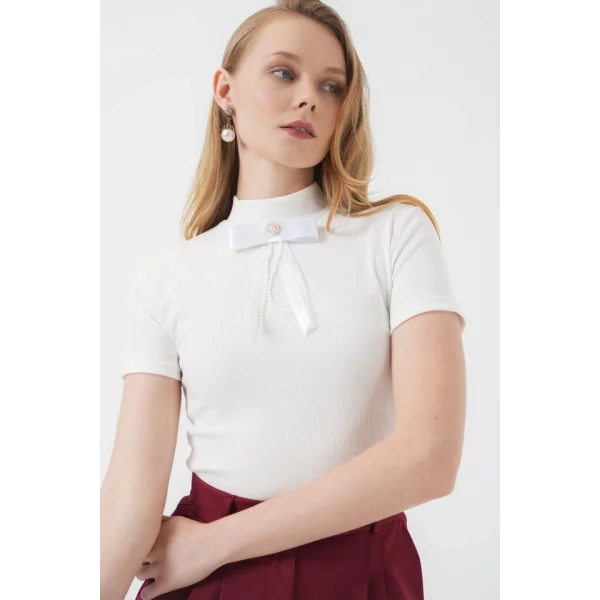 926 Yaka Detaylı Kısa Kol Bluz  Beyaz