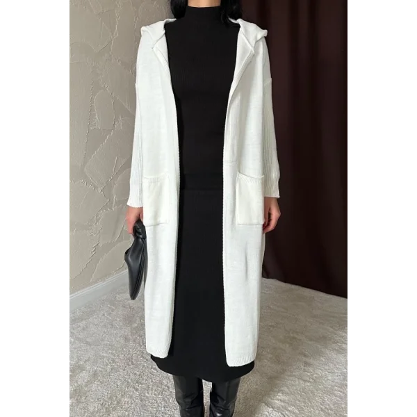 Beyaz Arkası Yazılı Hırka