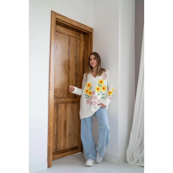 Beyaz Çiçek Nakışlı Kazak