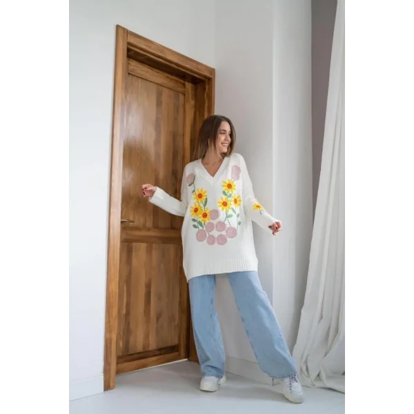 Beyaz Çiçek Nakışlı Kazak