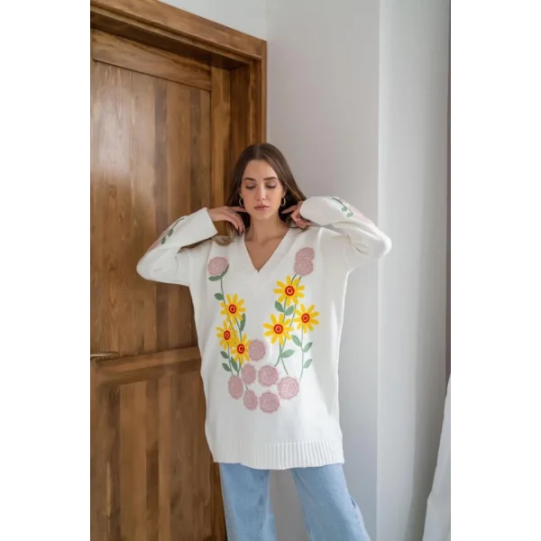 Beyaz Çiçek Nakışlı Kazak