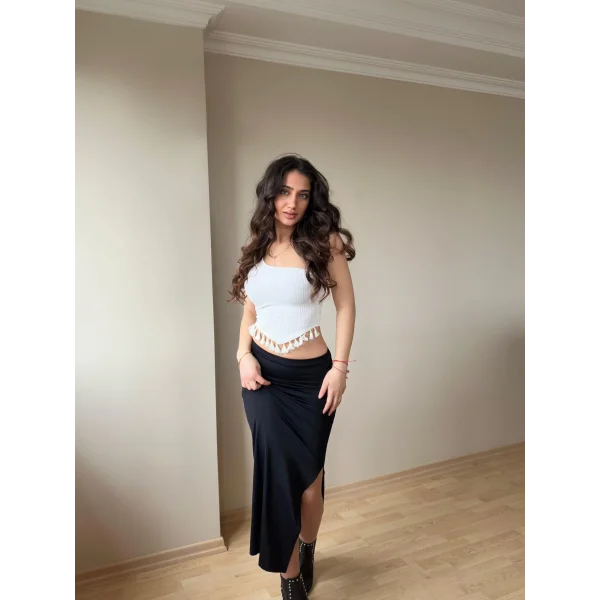 Beyaz Püskül Detay Bluz