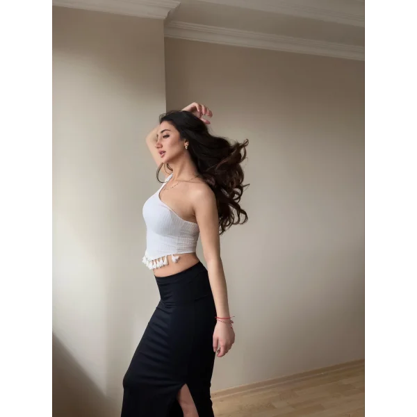 Beyaz Püskül Detay Bluz