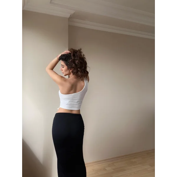 Beyaz Püskül Detay Bluz