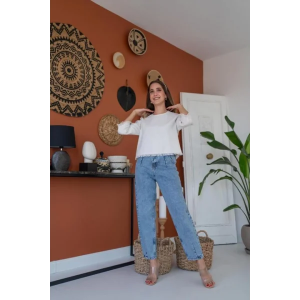 Beyaz Püskül Detaylı Bluz