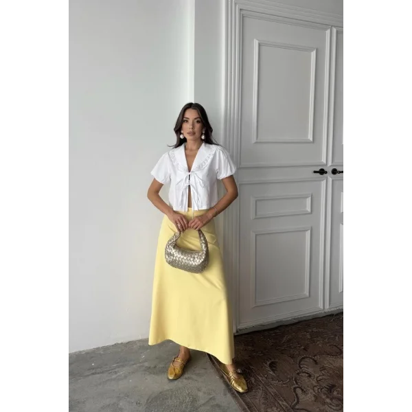 Beyaz Yakası Dantelli Gömlek