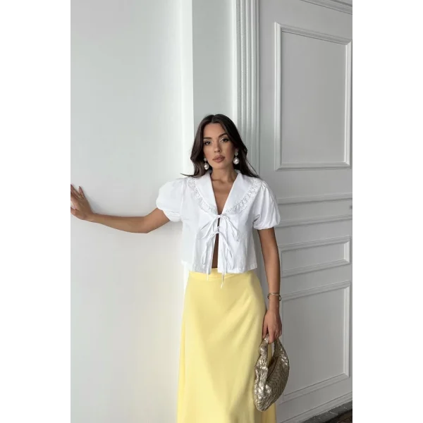 Beyaz Yakası Dantelli Gömlek