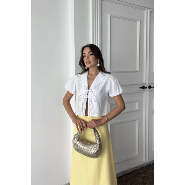 Beyaz Yakası Dantelli Gömlek