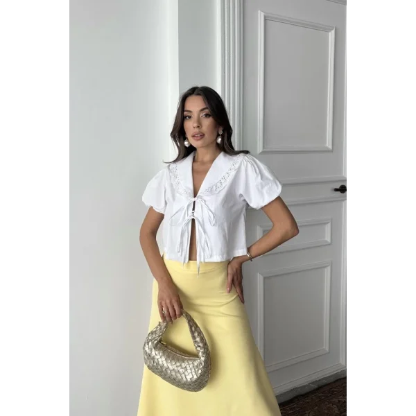 Beyaz Yakası Dantelli Gömlek