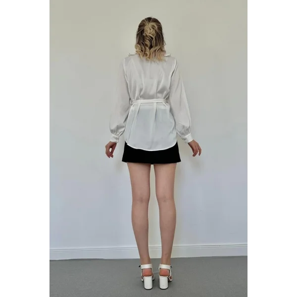 Beyaz Yakası Fırfırlı Kuşaklı Saten Gömlek