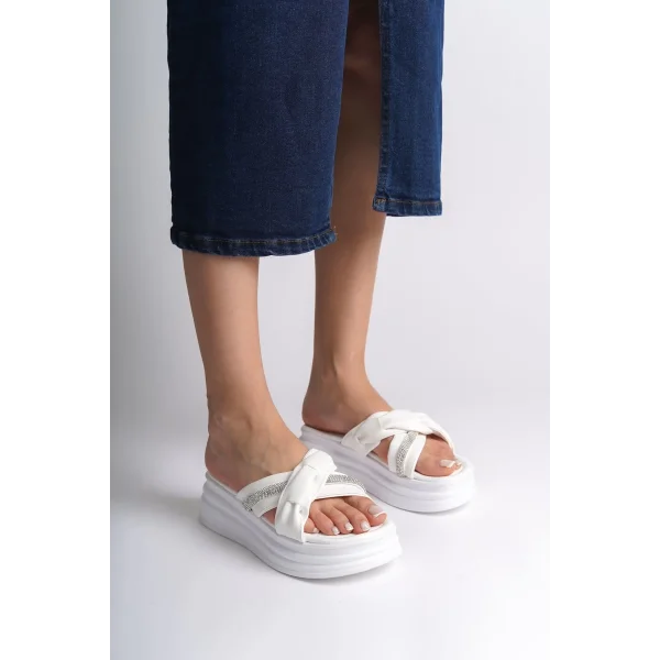 CLARA Düz Topuklu Kurdele Desenli Taşlı Kalın ve Ortopedik Taban Kadın Terlik  CBT - Beyaz