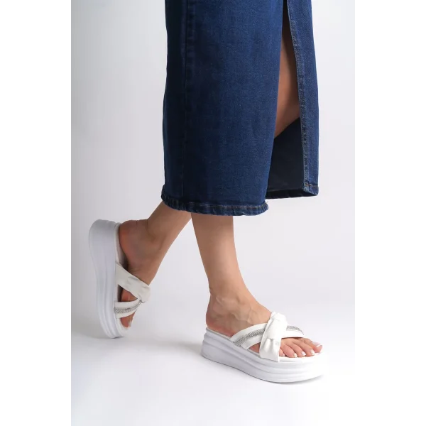 CLARA Düz Topuklu Kurdele Desenli Taşlı Kalın ve Ortopedik Taban Kadın Terlik  CBT - Beyaz