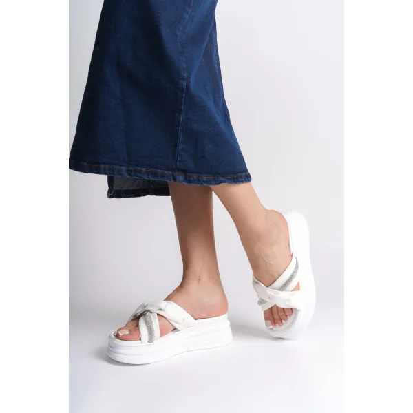 CLARA Düz Topuklu Kurdele Desenli Taşlı Kalın ve Ortopedik Taban Kadın Terlik  CBT - Beyaz