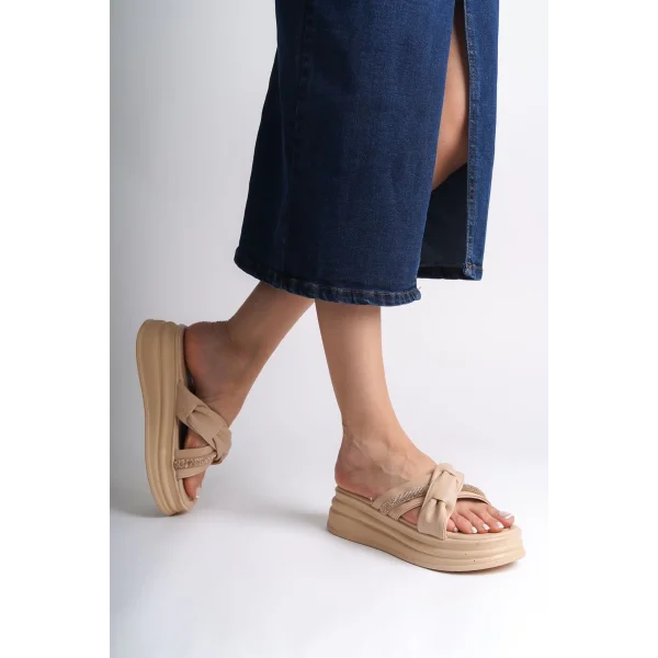 CLARA Düz Topuklu Kurdele Desenli Taşlı Kalın ve Ortopedik Taban Kadın Terlik  CTT - Ten