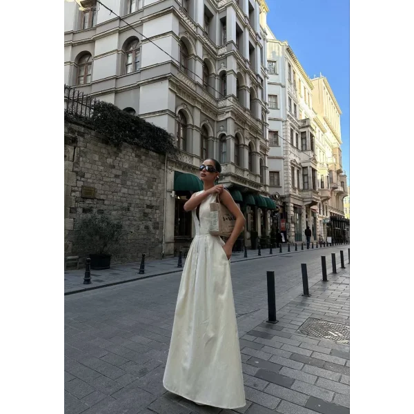 Dik Yuvarlak Yaka Önden Fermuarlı Sifir Kol Beli Oturtmalı Kolsuz Cepli Çan Etekli Uzun Elbise - Beyaz