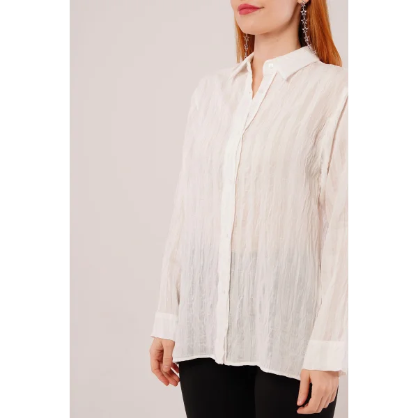 Düğmeli Ve Çizgi Detaylı Beyaz Gömlek