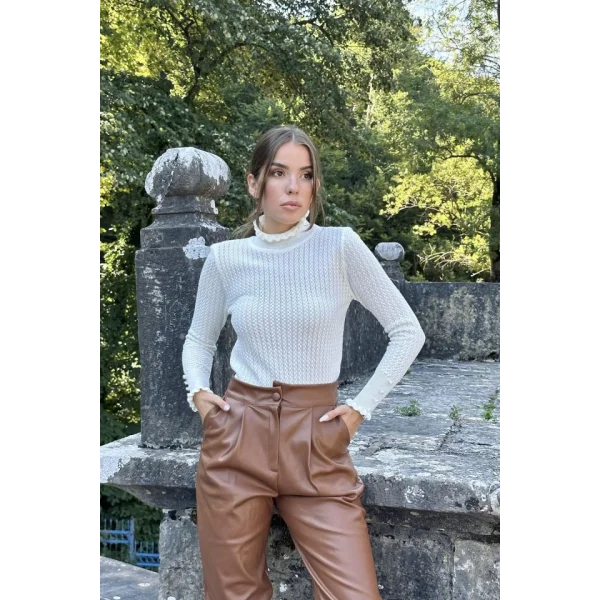 Ekru Boğazlı Ve Örgülü Triko Kazak
