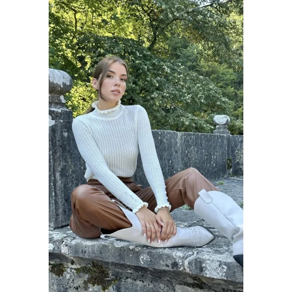 Ekru Boğazlı Ve Örgülü Triko Kazak